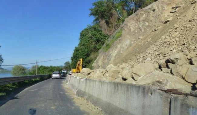 Sant'Arcangelo, lavori a singhiozzo sulla frana, scatta la protesta del M5S