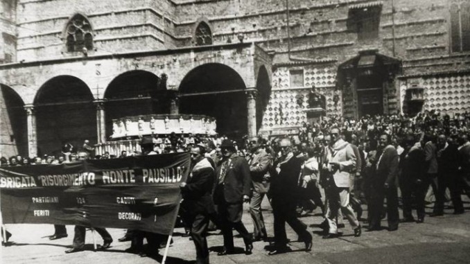 Brigata Risorgimento sfila a Perugia nel 30° Liberazione