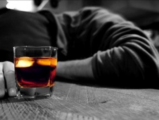 Vende alcolici ad un minorenne nella notte, multato