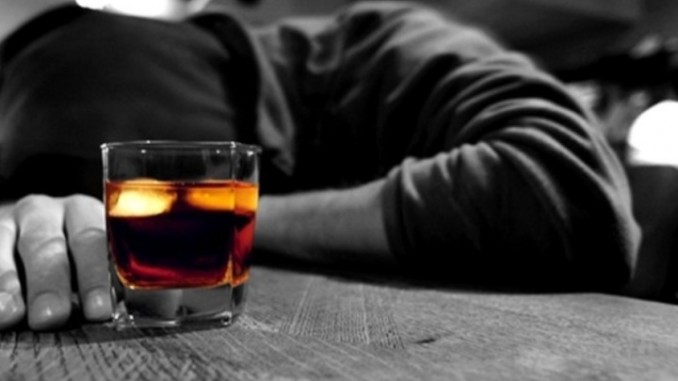 Vende alcolici ad un minorenne nella notte, multato