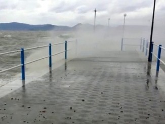 Maltempo Trasimeno, grande imbarcazione rovesciata dal vento