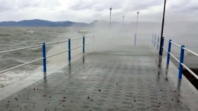 Maltempo Trasimeno, grande imbarcazione rovesciata dal vento