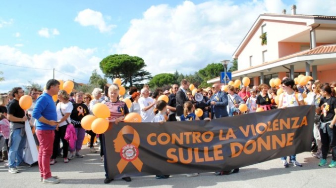 Violenza sulle donne: in tanti alla marcia per dire “Basta!”