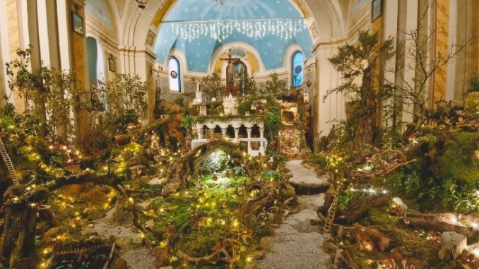 Piegaro, monsignor Bassetti rende omaggio al presepe di Oro
