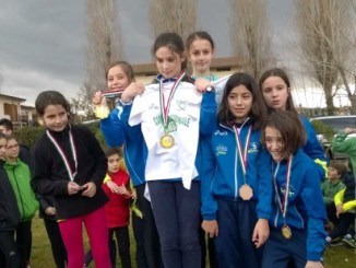 I vincitori del Campionato regionale di cross a staffetta, podio Esordienti A femminile