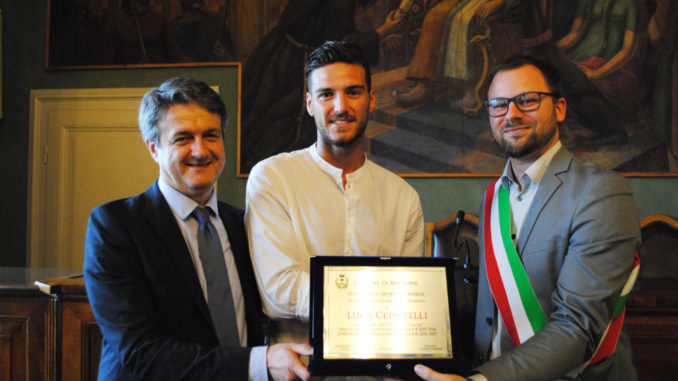 consegna targa Targa a Luca Ceppitelli, stella dello sport magionese