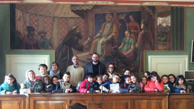 Magione, si trasformano in tanti Babbo Natale per i bambini di Norcia