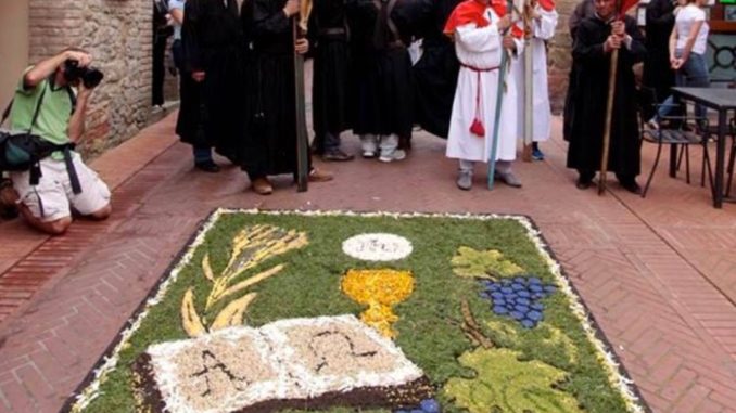 Paciano, Corpus Domini, tutto il borgo impegnato nell’Infiorata