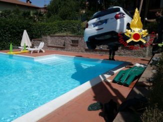 Auto si sfrena e finisce sul bordo di una piscina privata a Tavernelle