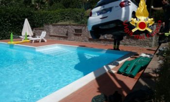 Auto si sfrena e finisce sul bordo di una piscina privata a Tavernelle