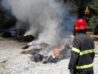 Incendio rotoballe nei pressi di Città della Pieve, squadre di vigili del fuoco