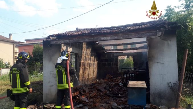 Incendio annesso agricolo a Moiano, tre squadre per vigili del fuoco impegnate