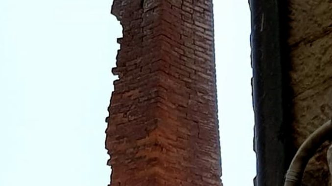 Maltempo a Piegaro, fulmine provoca gravi danni all’antica ciminiera