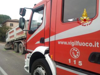 Camion rompe assale e perde le ruote, incidente a Strozzacapponi sulla Pievaiola illeso l'autista