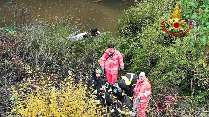 Finiscono in acqua profonda con auto, salvi nonna e nipote