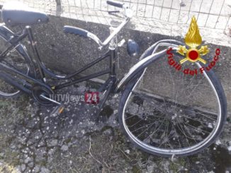 Tragedia sfiorata, ciclista investito dal treno, miracolosamente illeso