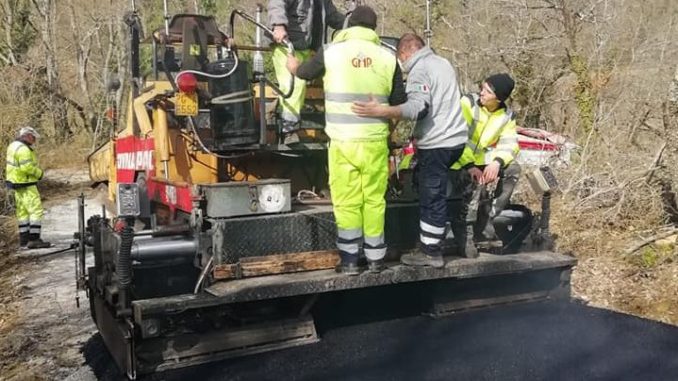 Piegaro, viabilità, in corso la bitumatura di numerosi tratti stradali comunali