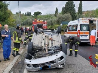 Incidente stradale a Passignano, auto si ribalta, 71enne ferito