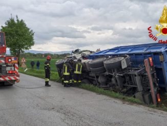 Autoarticolato finisce nella cunetta, nessun ferito