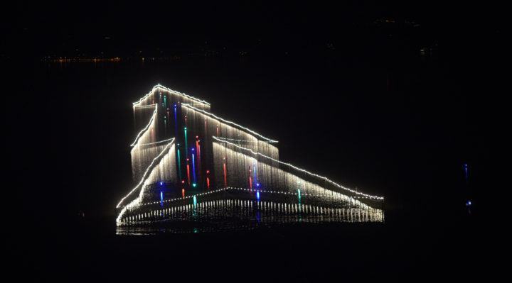 Luci sul Trasimeno 2021, si è spento l'albero. L’Albero di Natale disegnato sull’acqua più grande del mondo pronto per nuovi record