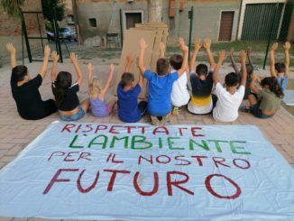 Piccola discarica abusiva a cielo aperto, la protesta dei bambini