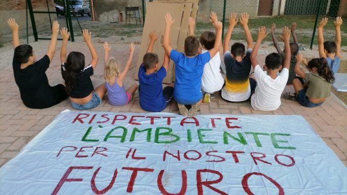 Piccola discarica abusiva a cielo aperto, la protesta dei bambini