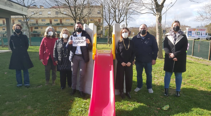 Castiglione del Lago famiglie donano giochi per giardino scuola Infanzia
