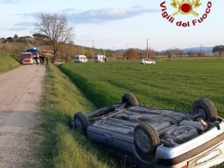 Incidente stradale auto cappotta a Petrignano del Lago due feriti ospedale
