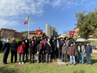 Deposizione corone alloro e alzabandiera omaggio ai caduti di tutte le guerre
