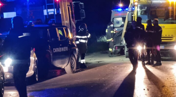 Incidente mortale a San Feliciano, auto urta angolo di una casa, un morto e un ferito