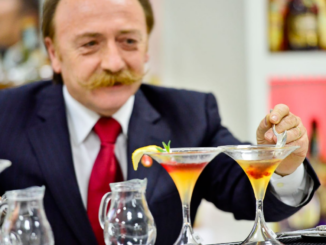 “Lights Dance”, il nuovo cocktail creato per Luci sul Trasimeno 2021. Creatore del nuovo cocktail è Emilio Sabbatini