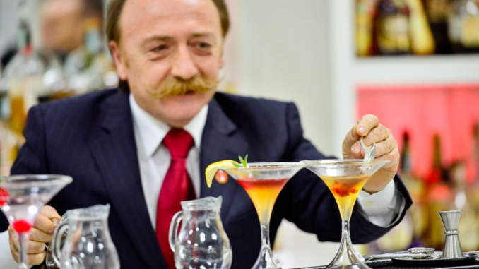 “Lights Dance”, il nuovo cocktail creato per Luci sul Trasimeno 2021. Creatore del nuovo cocktail è Emilio Sabbatini