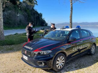 Arrestato fugge durante il trasferimento in caserma, caccia all’uomo