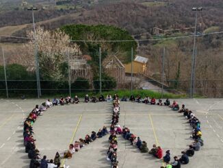 Guerra in Ucraina flash mob delle scuole della Valnestore