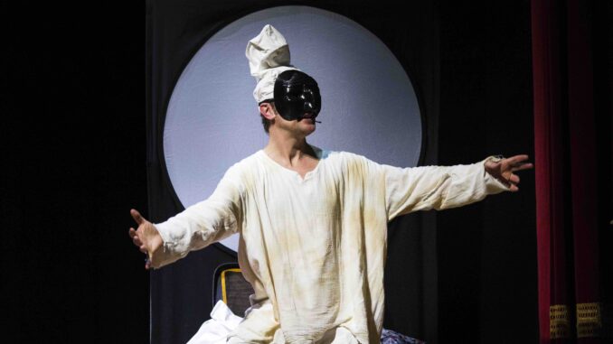 Al Teatro Mengoni di Magione arriva Pulcinellesco. Il monologo d’attore in maschera di e con Valerio Apice.