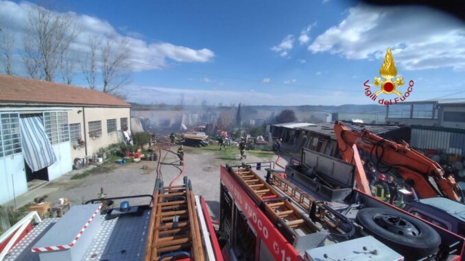 Incendio a Fornace di Ponticelli, Città della Pieve, a fuoco magazzino