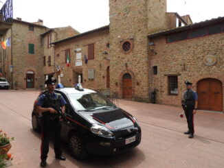 Carabiniere coraggioso disarma uomo con coltello di 30cm di lama