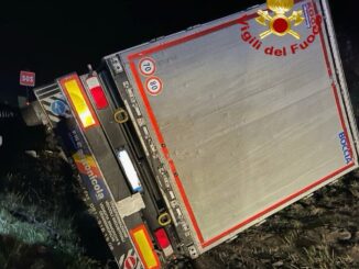 Incidente nella notte autostrada A1: un autoarticolato esce di strada