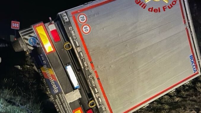 Incidente nella notte autostrada A1: un autoarticolato esce di strada