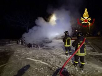 Incendio nella notte a San Feliciano del Lago, due auto distrutte dalle fiamme