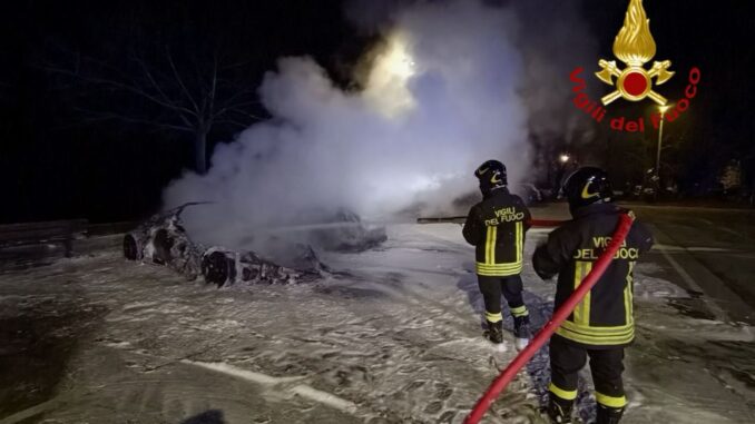 Incendio nella notte a San Feliciano del Lago, due auto distrutte dalle fiamme
