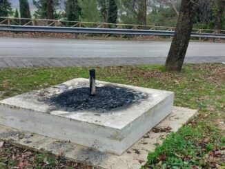 Monumento Teardrop, simbolo dono sangue, distrutto da incendio