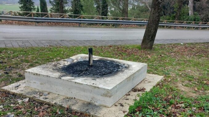 Monumento Teardrop, simbolo dono sangue, distrutto da incendio