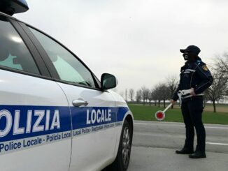 Furti su auto a Corciano, denunciato un giovane di 21 anni Furti su auto - La Polizia Locale di Corciano ha denunciato un 21enne alla Procura della Repubblica di Perugia per furto, al termine di un'indagine approfondita su episodi di microcriminalità nel comune. Gli agenti del Nucleo di Polizia Giudiziaria, dopo aver ricevuto la denuncia da parte di un cittadino che aveva subito il furto di un marsupio dalla propria auto, hanno avviato le indagini ricostruendo i movimenti del sospettato grazie a un attento monitoraggio. Il fatto risale a quando l'uomo, dopo aver parcheggiato la sua auto in una via pubblica di Corciano, al ritorno l’ha ritrovata aperta e priva del marsupio, che conteneva il telefono cellulare, il portafoglio con documenti, contanti e carte di credito. Immediatamente, la vittima si è recata presso il Comando della Polizia Locale per denunciare l'accaduto, dando così il via alle indagini. Gli agenti hanno subito tracciato le operazioni sospette sulle carte di credito rubate, da cui è emerso che, poco dopo il furto, erano stati effettuati vari pagamenti e prelievi presso sportelli ATM situati nella zona di Corciano, per una cifra complessiva di quasi 2.000 euro. Le transazioni comprendevano anche due rifornimenti di carburante, realizzati presso diverse stazioni di servizio di Perugia. Per rafforzare le prove, gli agenti hanno quindi esaminato i filmati dei sistemi di videosorveglianza presenti presso gli sportelli bancari e le stazioni di rifornimento coinvolti. La verifica delle immagini ha permesso di risalire a un volto compatibile con quello del sospettato, individuato mentre effettuava i prelievi e i pagamenti con le carte rubate. Un'ulteriore conferma è arrivata dall’analisi delle celle telefoniche, incrociate con i movimenti registrati, permettendo alla Polizia Locale di completare il quadro indiziario. Con questi elementi, la Polizia Locale ha identificato il 21enne come responsabile del furto, procedendo alla sua denuncia presso la Procura della Repubblica di Perugia per il reato di furto aggravato.