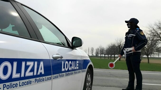 Furti su auto a Corciano, denunciato un giovane di 21 anni Furti su auto - La Polizia Locale di Corciano ha denunciato un 21enne alla Procura della Repubblica di Perugia per furto, al termine di un'indagine approfondita su episodi di microcriminalità nel comune. Gli agenti del Nucleo di Polizia Giudiziaria, dopo aver ricevuto la denuncia da parte di un cittadino che aveva subito il furto di un marsupio dalla propria auto, hanno avviato le indagini ricostruendo i movimenti del sospettato grazie a un attento monitoraggio. Il fatto risale a quando l'uomo, dopo aver parcheggiato la sua auto in una via pubblica di Corciano, al ritorno l’ha ritrovata aperta e priva del marsupio, che conteneva il telefono cellulare, il portafoglio con documenti, contanti e carte di credito. Immediatamente, la vittima si è recata presso il Comando della Polizia Locale per denunciare l'accaduto, dando così il via alle indagini. Gli agenti hanno subito tracciato le operazioni sospette sulle carte di credito rubate, da cui è emerso che, poco dopo il furto, erano stati effettuati vari pagamenti e prelievi presso sportelli ATM situati nella zona di Corciano, per una cifra complessiva di quasi 2.000 euro. Le transazioni comprendevano anche due rifornimenti di carburante, realizzati presso diverse stazioni di servizio di Perugia. Per rafforzare le prove, gli agenti hanno quindi esaminato i filmati dei sistemi di videosorveglianza presenti presso gli sportelli bancari e le stazioni di rifornimento coinvolti. La verifica delle immagini ha permesso di risalire a un volto compatibile con quello del sospettato, individuato mentre effettuava i prelievi e i pagamenti con le carte rubate. Un'ulteriore conferma è arrivata dall’analisi delle celle telefoniche, incrociate con i movimenti registrati, permettendo alla Polizia Locale di completare il quadro indiziario. Con questi elementi, la Polizia Locale ha identificato il 21enne come responsabile del furto, procedendo alla sua denuncia presso la Procura della Repubblica di Perugia per il reato di furto aggravato.