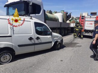 Grave incidente stradale a Magione: frontale camion e furgoncino