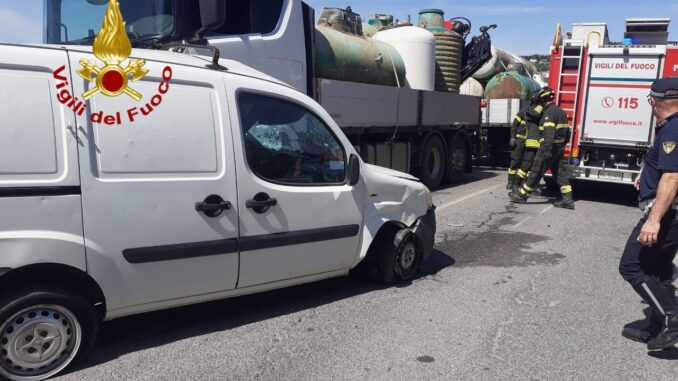 Grave incidente stradale a Magione: frontale camion e furgoncino