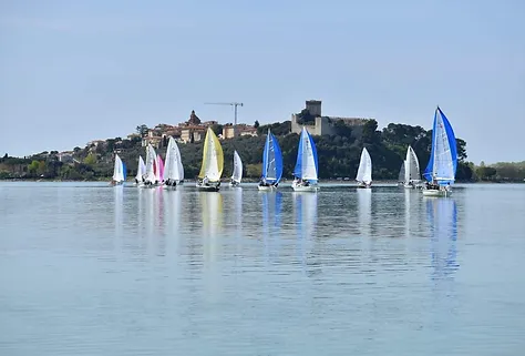 Studenti del Calvino lanciano 'Naviga Trasimeno' Studenti del Calvino lanciano 'Naviga Trasimeno'