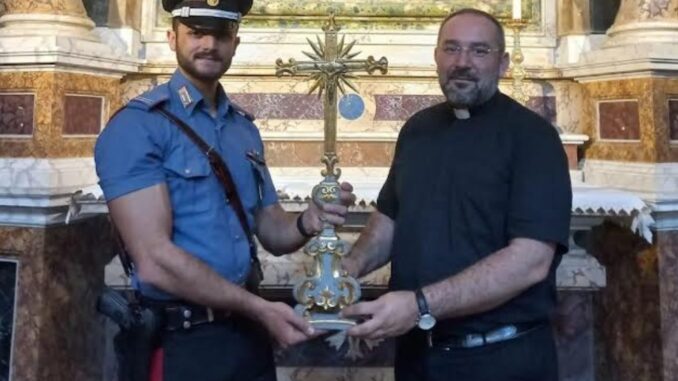 Recuperato crocifisso ligneo XVIII secolo, denunciato un 59enne