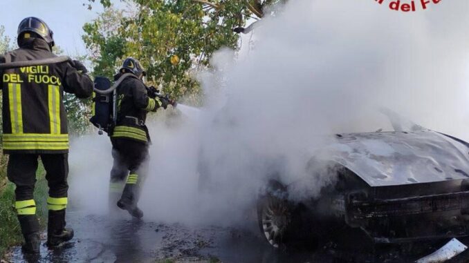 Incendio auto vicino Sant'Arcangelo: intervento dei Vigili del Fuoco